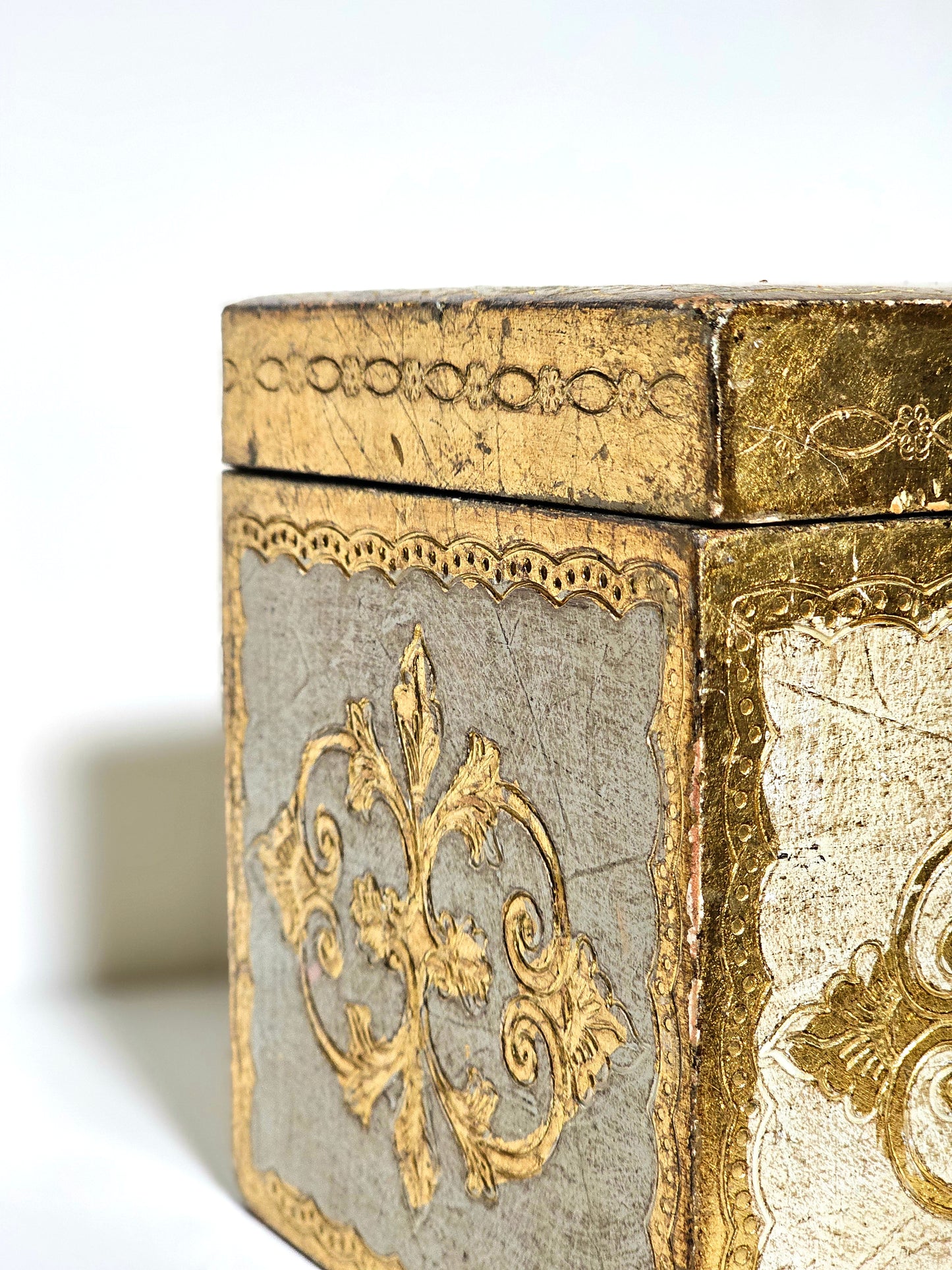 Italian Florentine Gilt Tissue Box