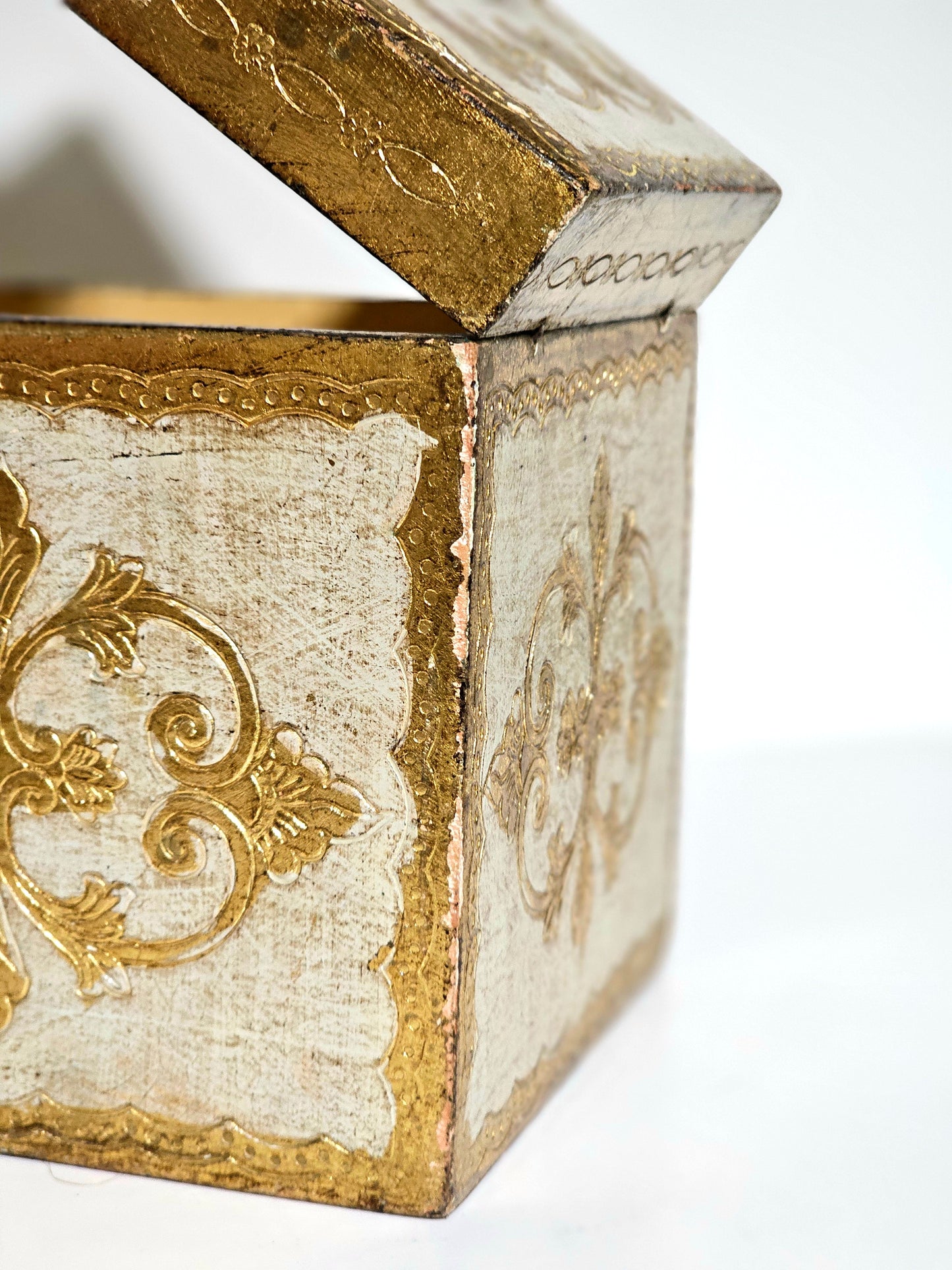 Italian Florentine Gilt Tissue Box