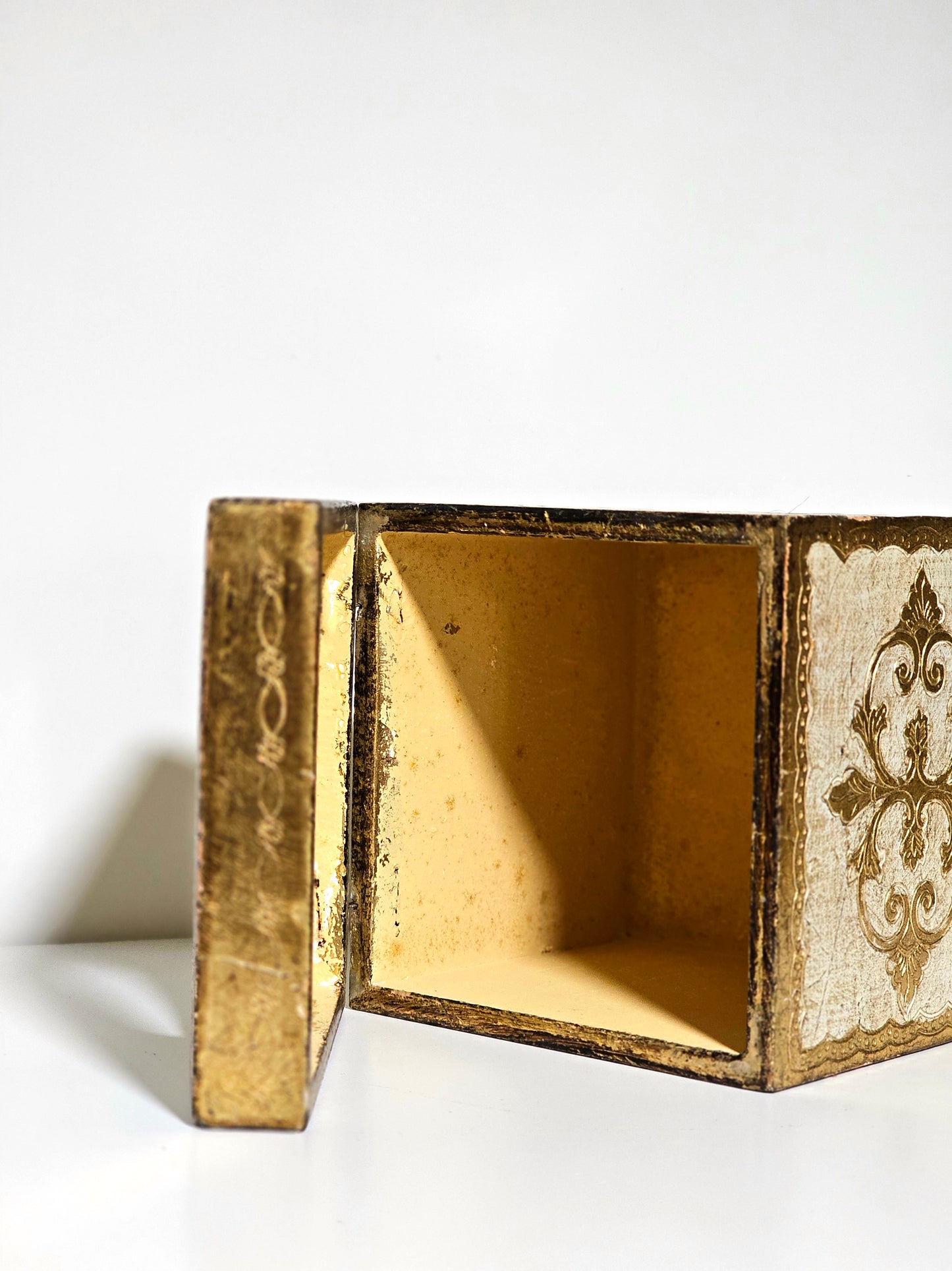 Italian Florentine Gilt Tissue Box
